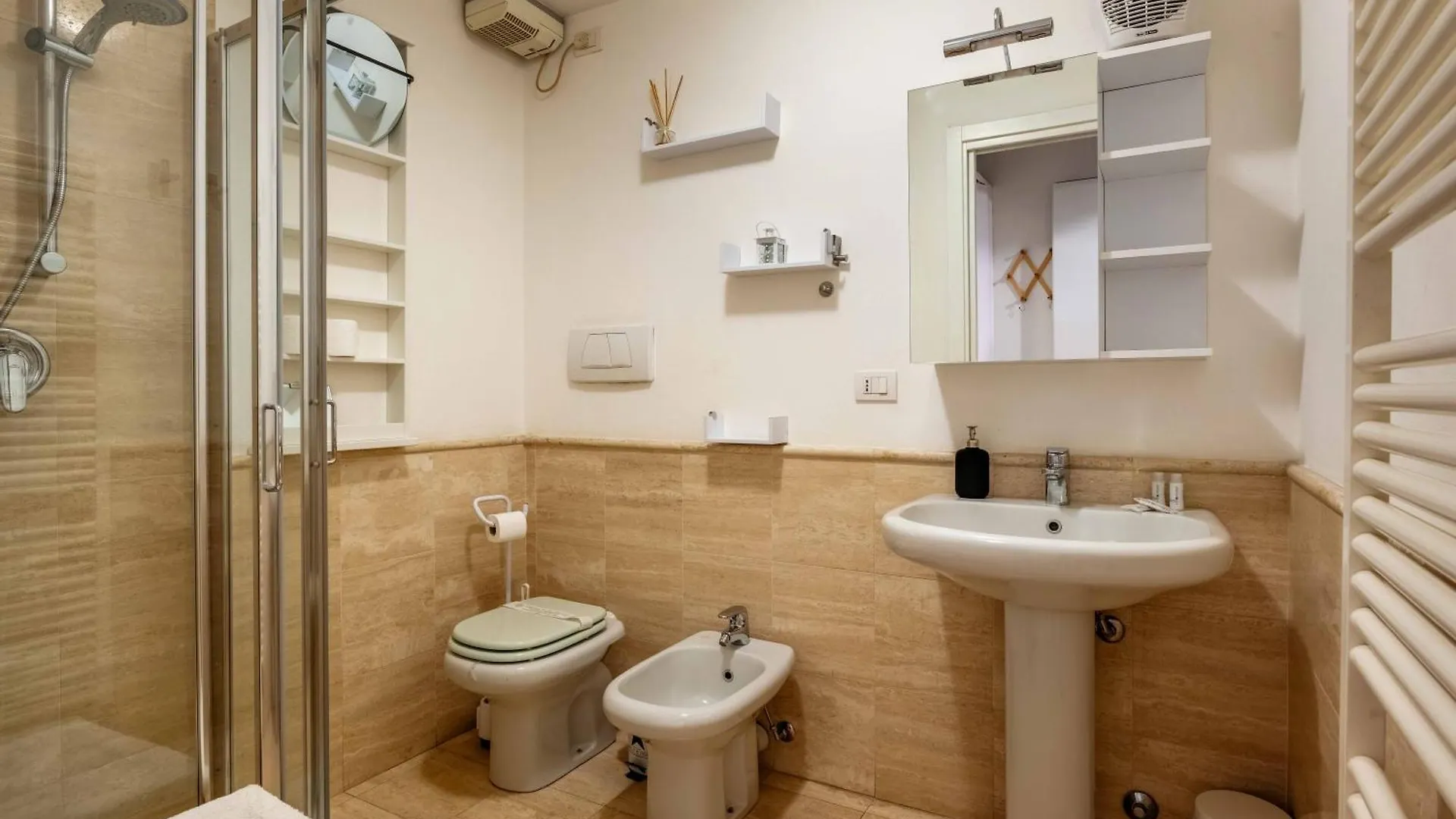 One Bedroom Apartment With Terrace Near Duomo Milánó